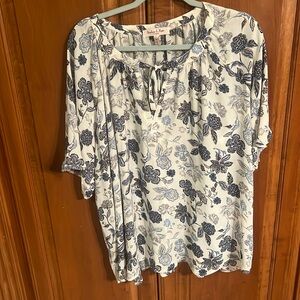 Harlow & Rose Woman blouse. Size 1X, cream & Blue.